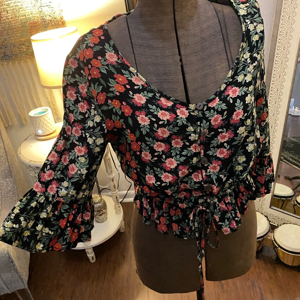 🖤 Patrons of Peace | Floral Top. - Picture 2 of 5